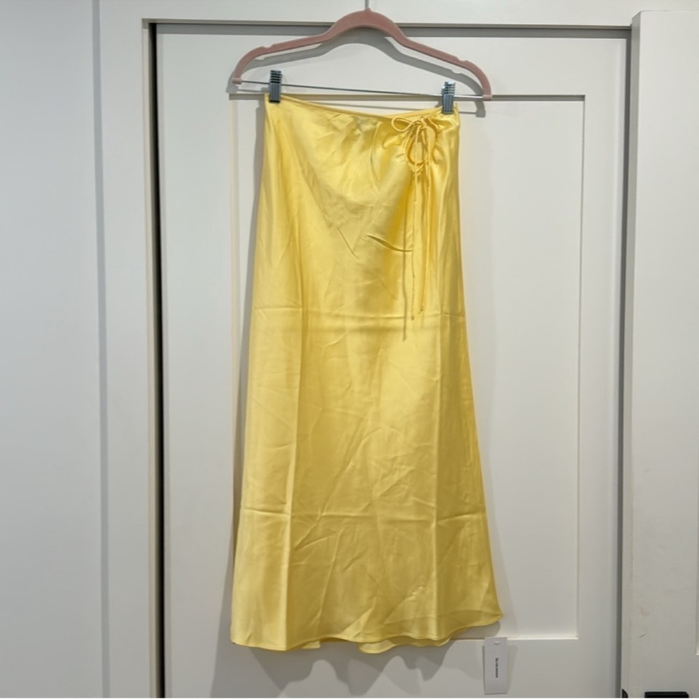 Rumored yellow satin mini skirt XS - Picture 6 of 6